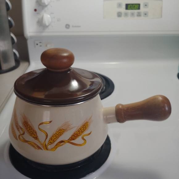 1970's Wheat pattern enamel cooking pot with wood handle - Picture 1 of 5